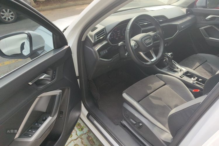 Audi Q3 2019 car image #18