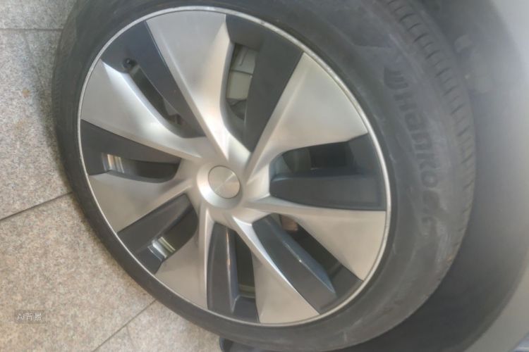 Tesla Model Y 2021 car image #9