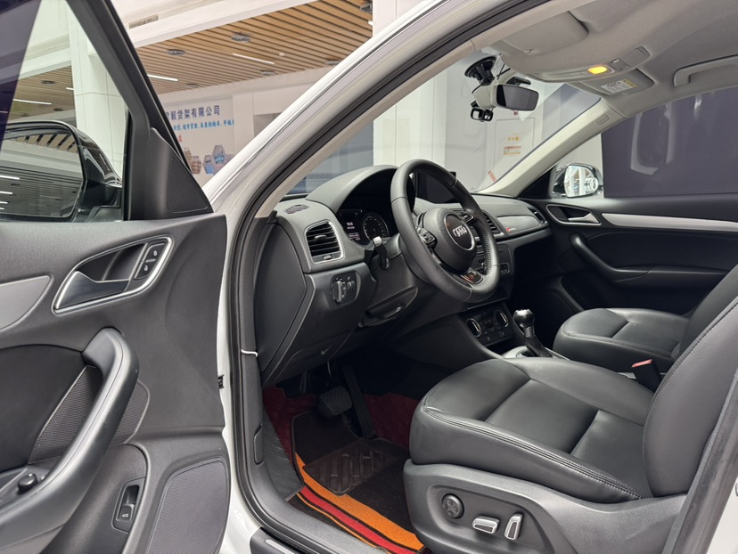 Audi Q3 2016 car image #9