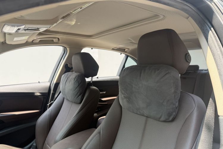 BMW 3 Series 2018 car image #25