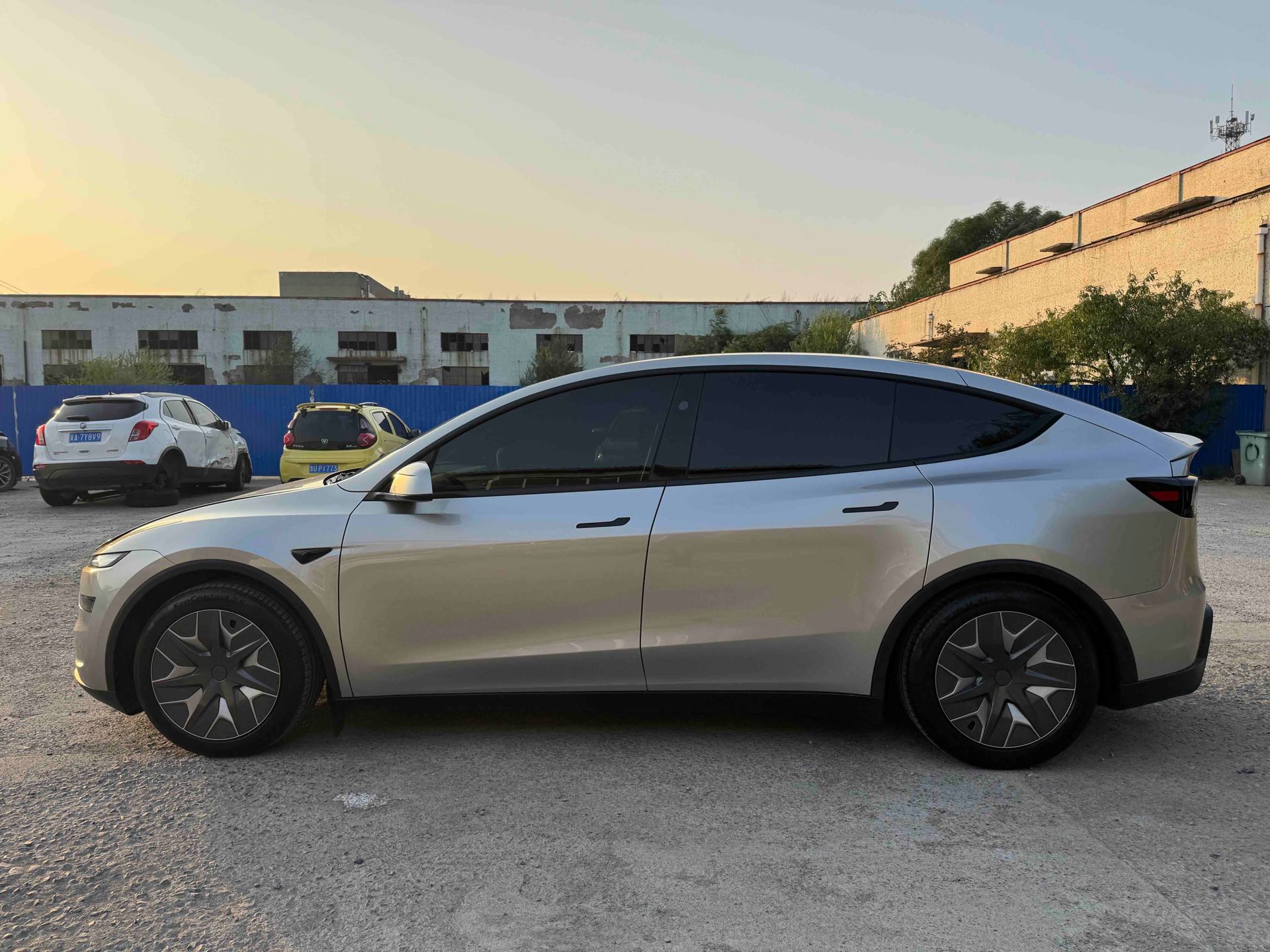 Tesla Model Y L 2025 imagem de carro #2