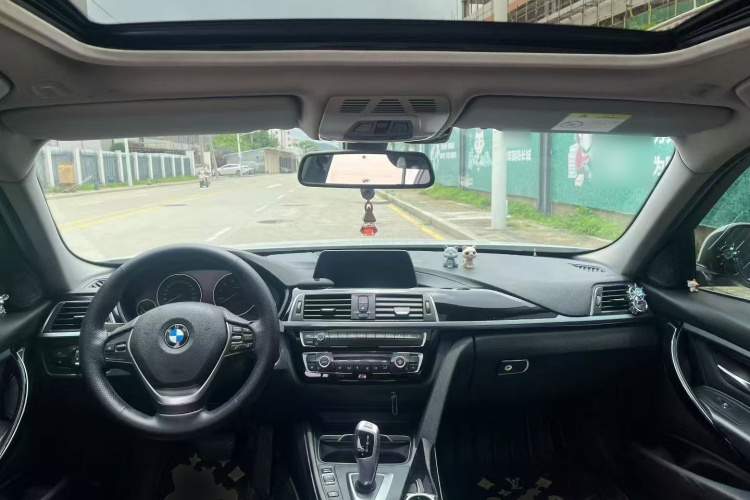 BMW 3 Series 2018 car image #11