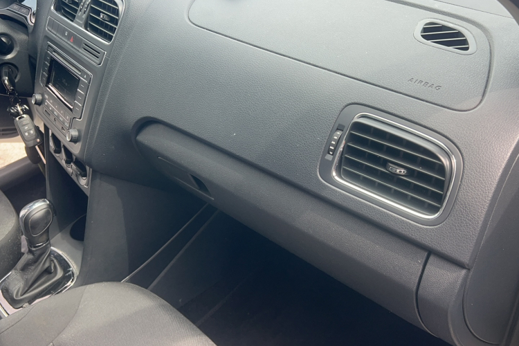 Volkswagen Polo 2016 car image #30