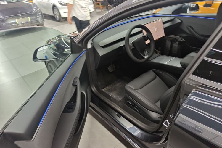 Tesla Model 3 2026 immagine di auto #16