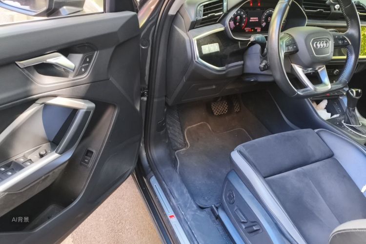 Audi Q3 2021 car image #18