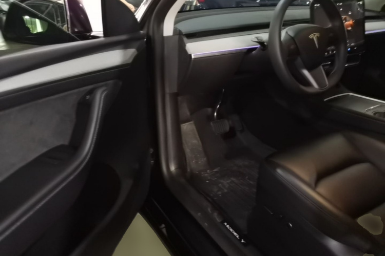 Tesla Model Y 2024 #16 Tesla Model Y 2024 car image #16