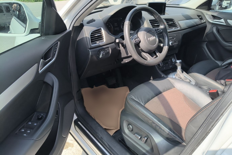Audi Q3 2018 car image #16