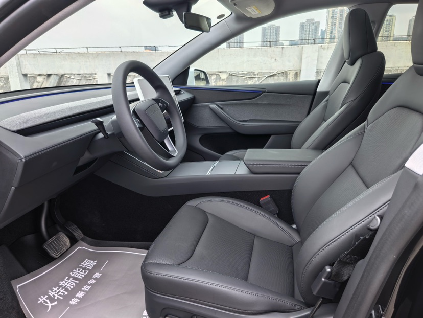 Tesla Model Y 2025 صورة سيارة #6