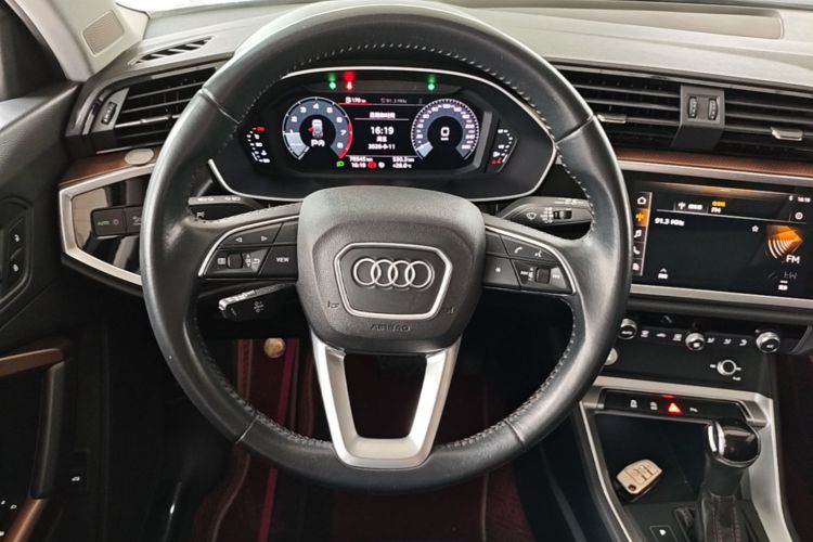 Audi Q3 2020 car image #11