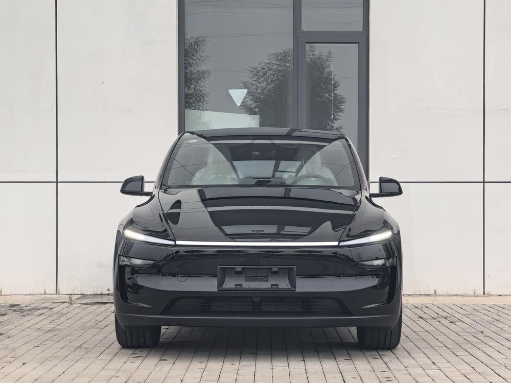 Tesla Model Y 2026 car image #2