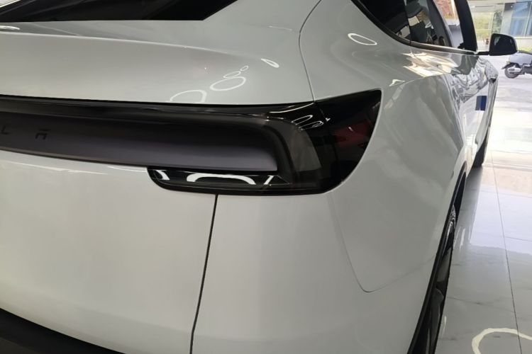 Tesla Model Y 2026 #8 Tesla Model Y 2026 car image #8