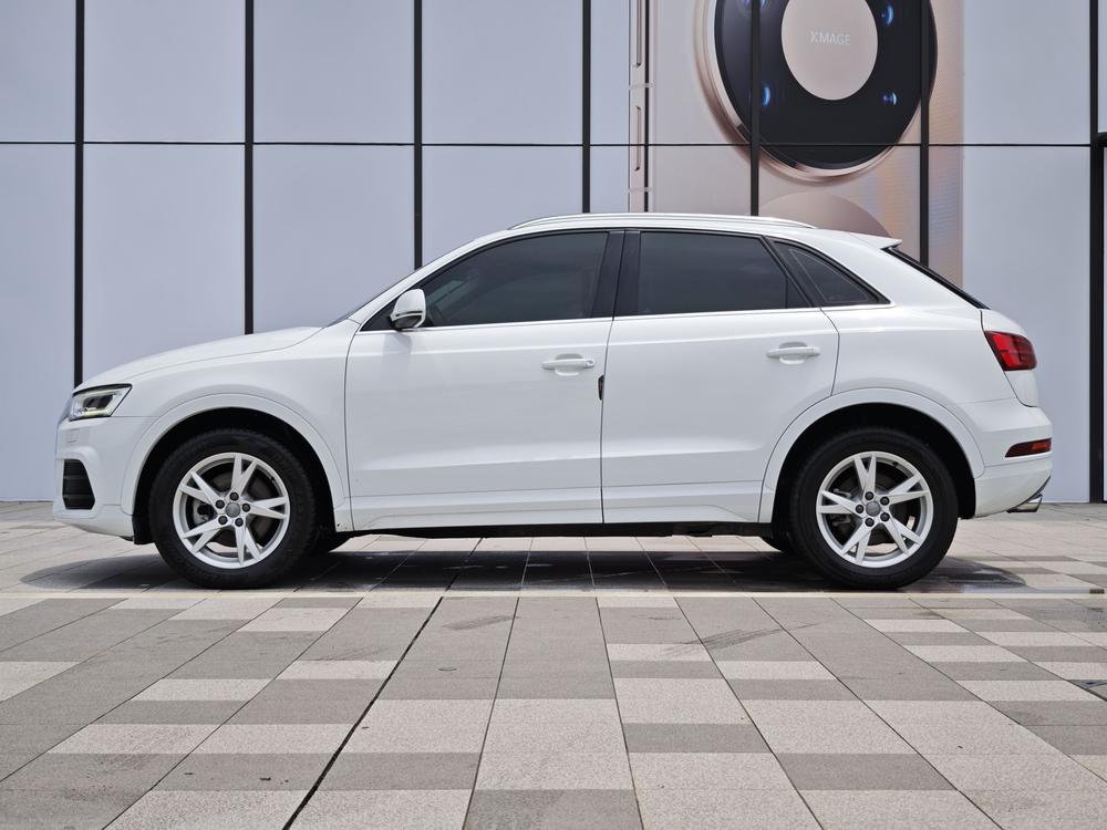 Audi Q3 2018 car image #3