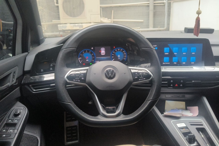 Volkswagen Golf 2023 car image #12