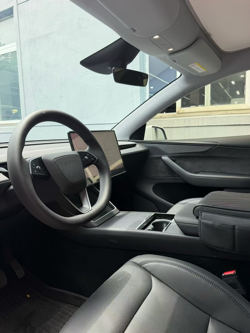 Tesla Model Y 2025 car image #2