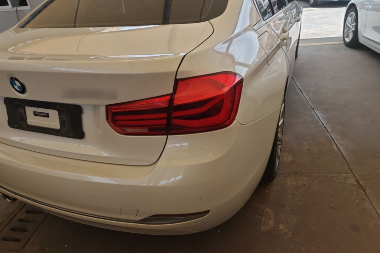 BMW 3 Series 2018 car image #8