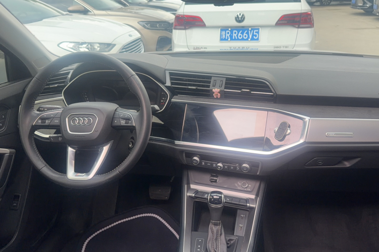 Audi Q3 2021 car image #13