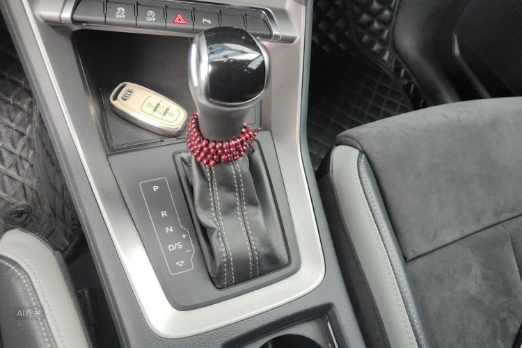 Audi Q3 2020 car image #16