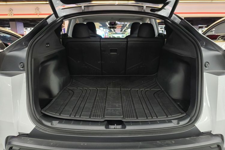 Tesla Model Y 2025 immagine di auto #19