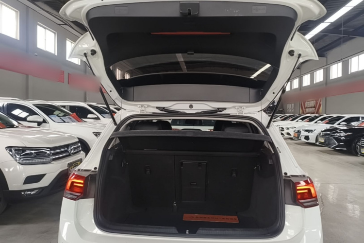 Volkswagen Golf 2023 car image #19