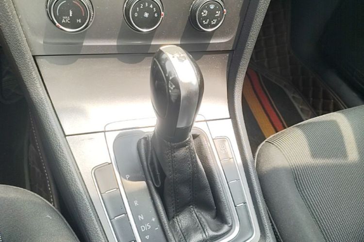 Volkswagen Golf 2015 car image #16