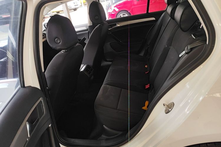 Volkswagen Golf 2020 car image #17