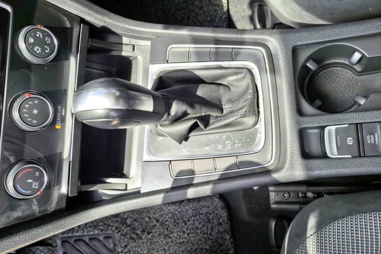 Volkswagen Golf 2019 car image #13