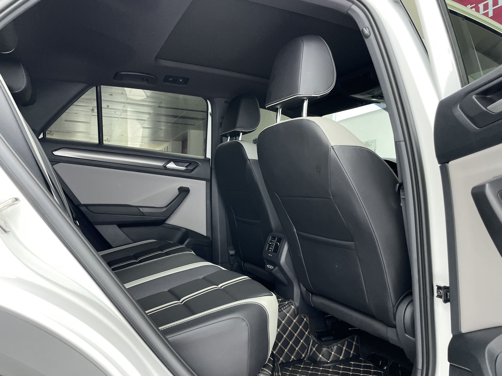 Volkswagen T-Roc 2024 #18 Volkswagen T-Roc 2024 car image #18