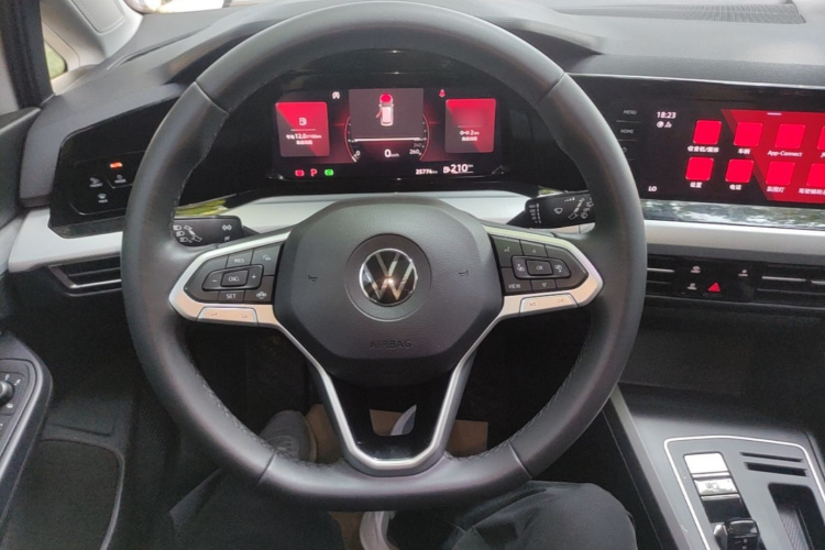 Volkswagen Golf 2023 car image #11