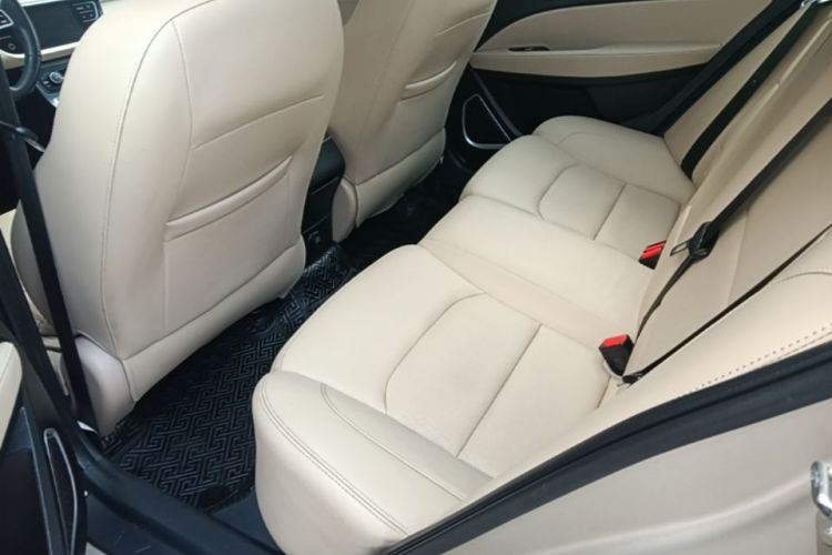 GEELY Emgrand 2019 car image #17