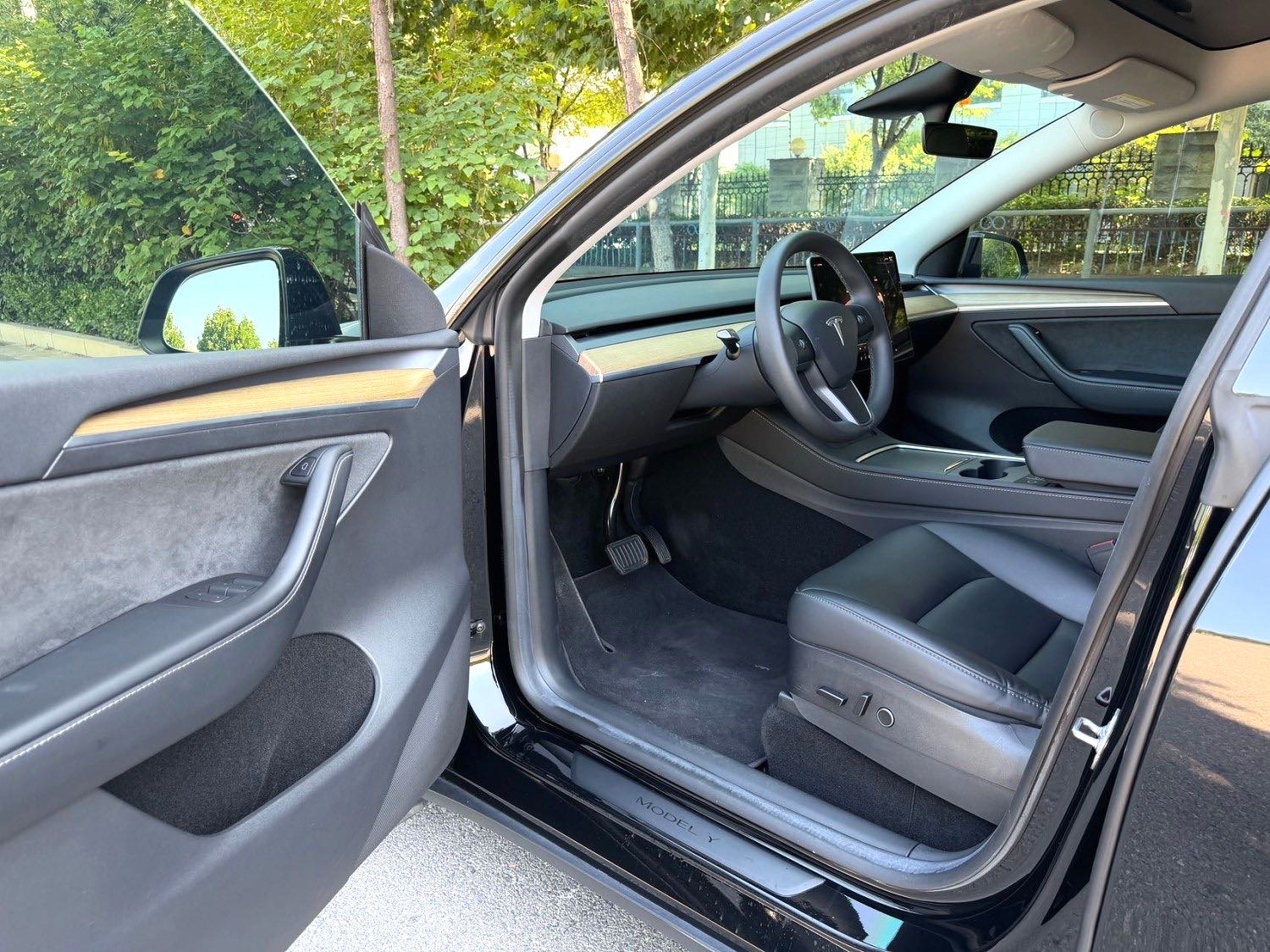 Tesla Model Y 2023 #6 Tesla Model Y 2023 car image #6