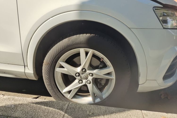 Audi Q3 2017 car image #9