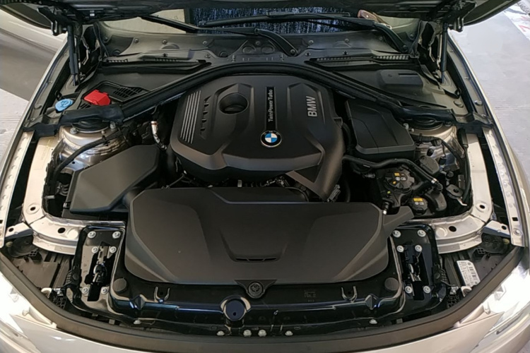 BMW 3 Series 2018 car image #20