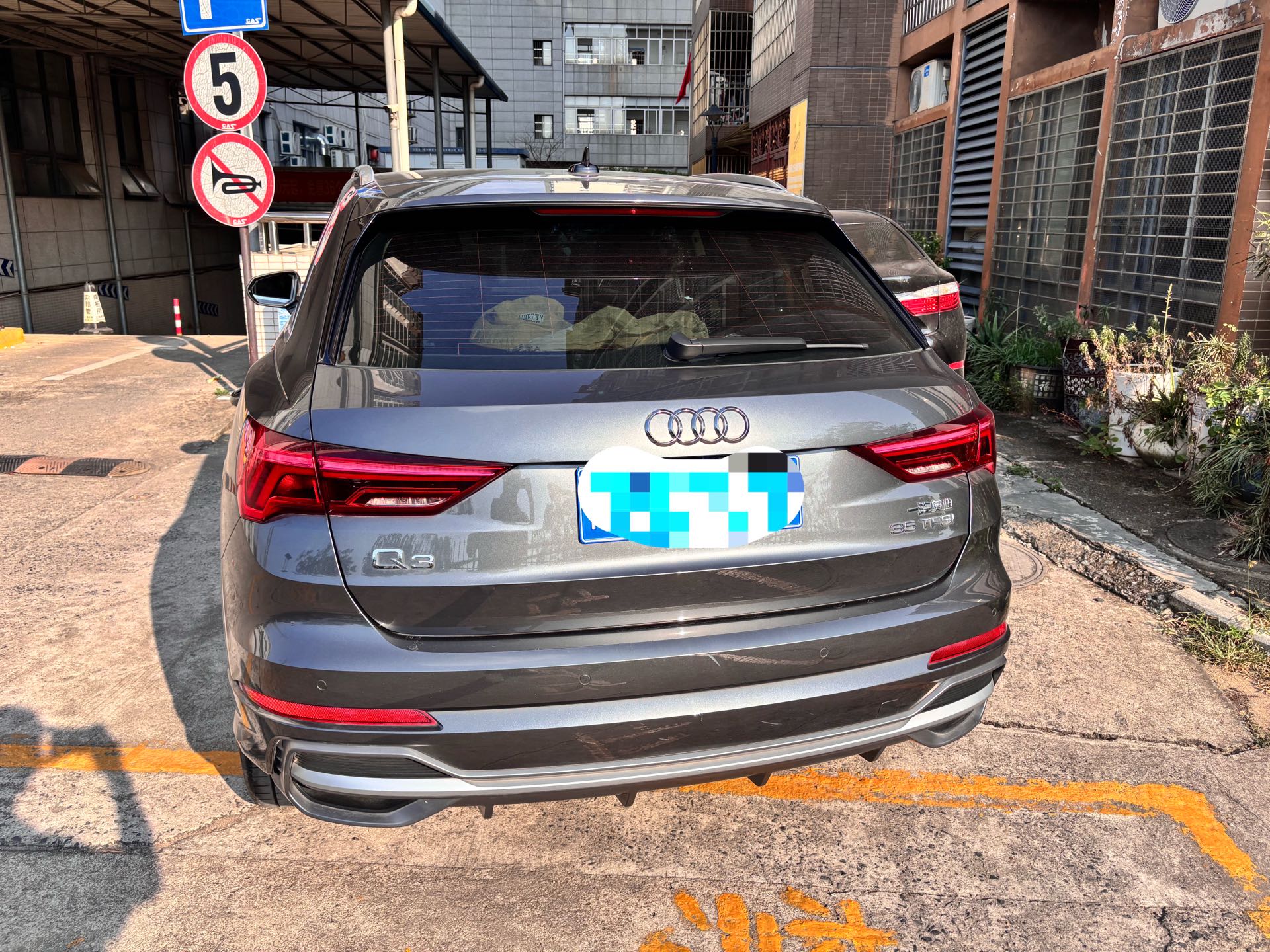 Audi Q3 2023 car image #3