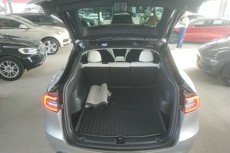 Tesla Model Y 2023 car image #19