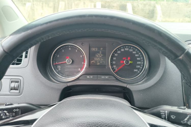 Volkswagen Polo 2016 car image #13