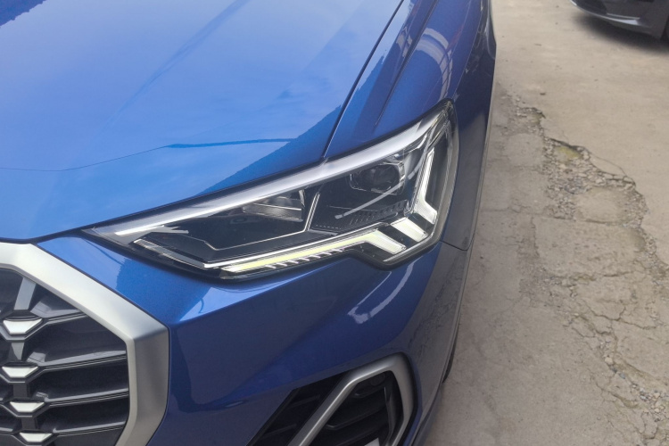 Audi Q3 2021 car image #4