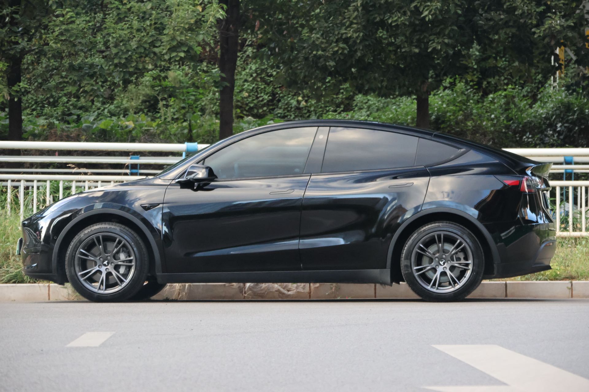 Tesla Model Y 2023 #2 Tesla Model Y 2023 car image #2