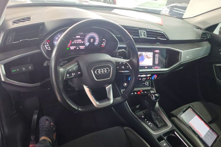 Audi Q3 2021 car image #10