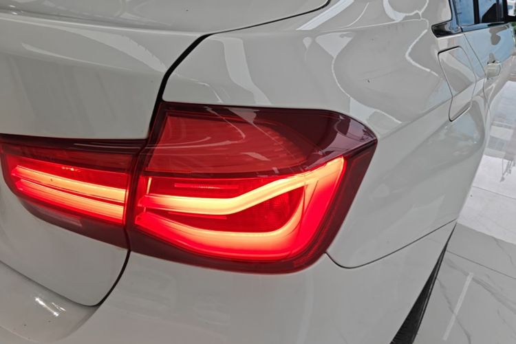 BMW 3 Series 2018 #8 BMW 3 Series 2018 car image #8