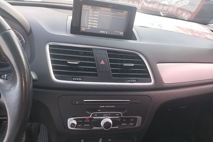 Audi Q3 2016 car image #13