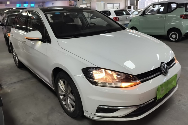 Volkswagen Golf 2018 car image #4
