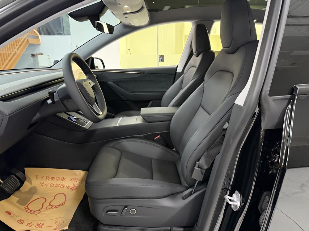 Tesla Model Y 2025 immagine di auto #14