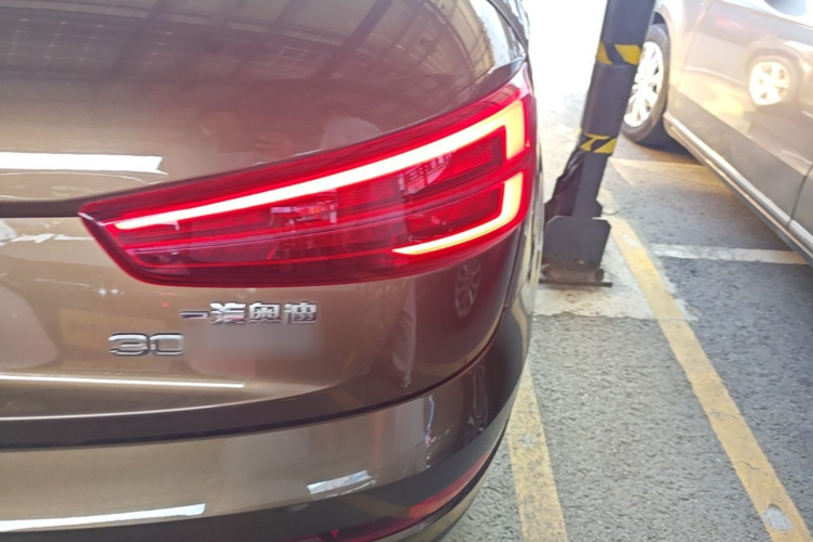 Audi Q3 2017 car image #8