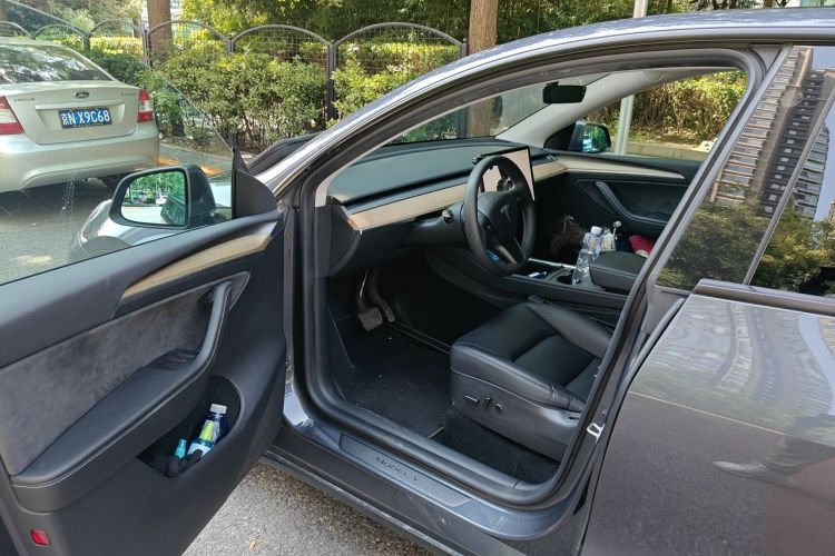 Tesla Model Y 2022 car image #13