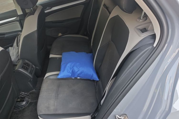 Volkswagen Golf 2023 car image #17