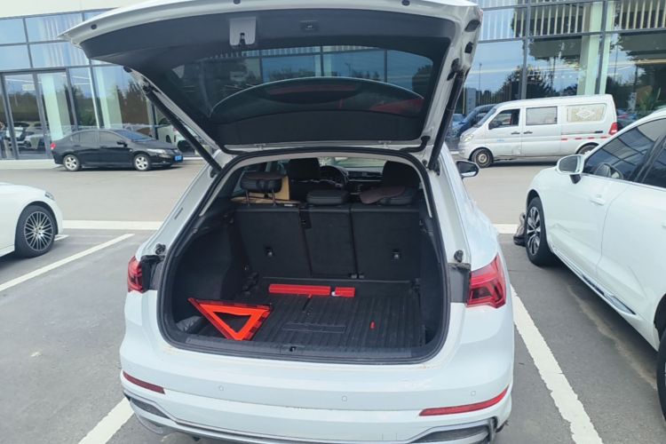 Audi Q3 2022 car image #19