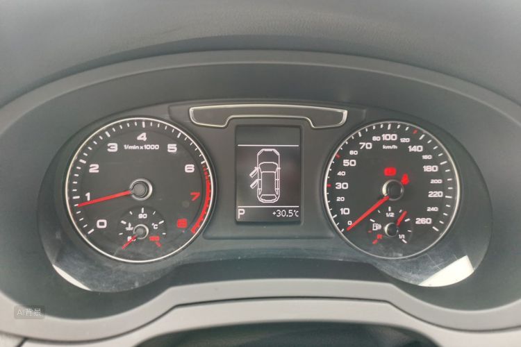 Audi Q3 2018 car image #13