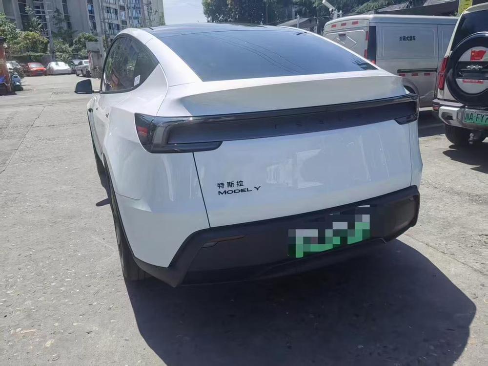 Tesla Model Y 2026 car image #3