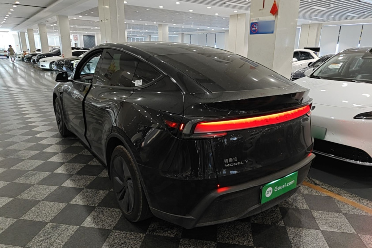 Tesla Model Y 2025 #5 Tesla Model Y 2025 car image #5