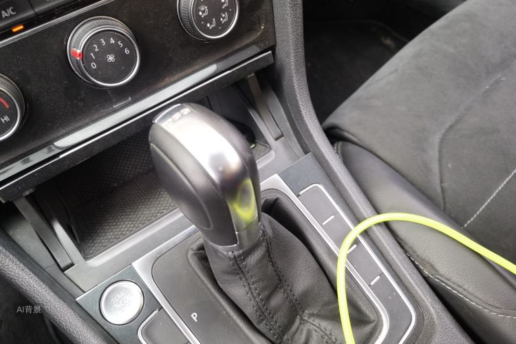 Volkswagen Golf 2020 car image #16